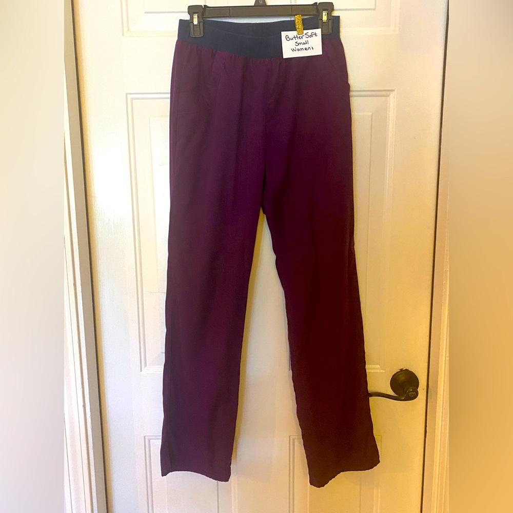 Butter, soft women’s scrub pants with elastic waistband